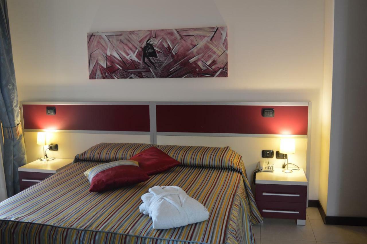 Vescovo Rosso Hotel โกเซนซา ภายนอก รูปภาพ